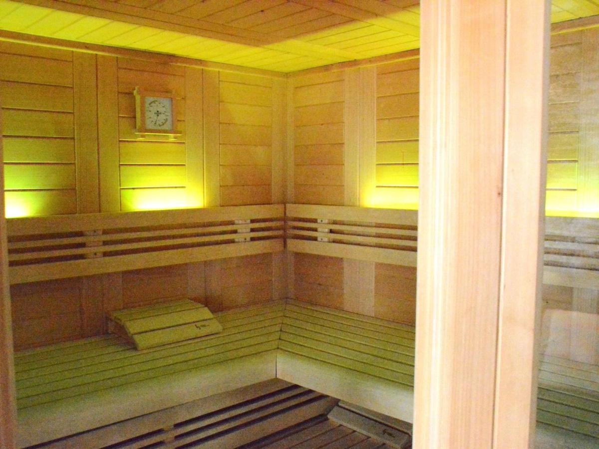 Villa With Hot Tub And Sauna Bièvre Habitación foto